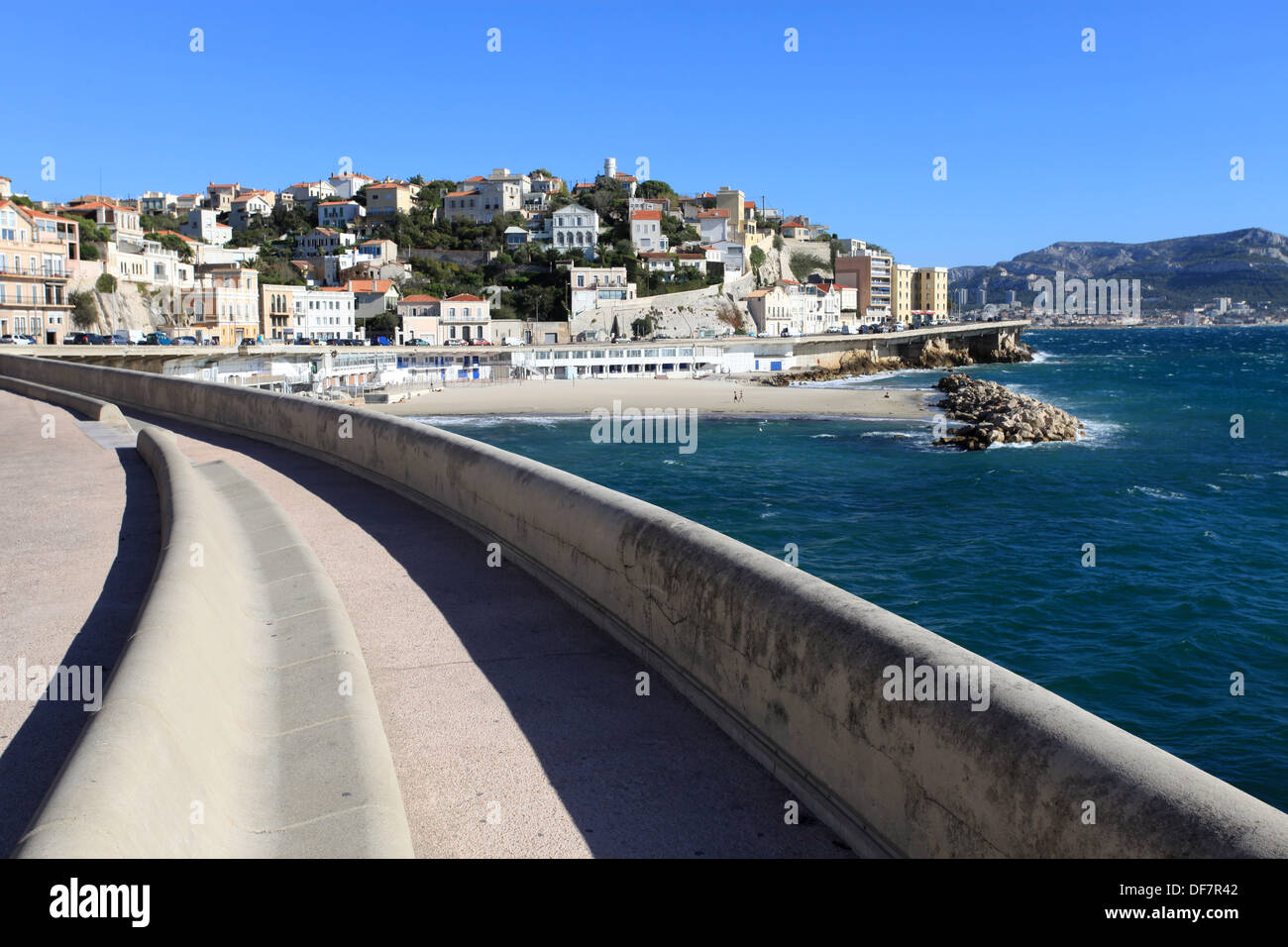 Il Corniche Kennedy promenade di Marsiglia lungo il mare Foto Stock