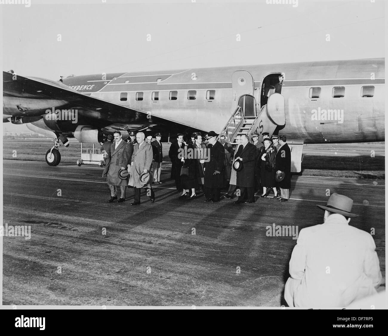 Presidente Prio Socarras di Cuba passeggiate con il Presidente Truman lontano dall'aereo presidenziale indipendenza.... 200034 Foto Stock