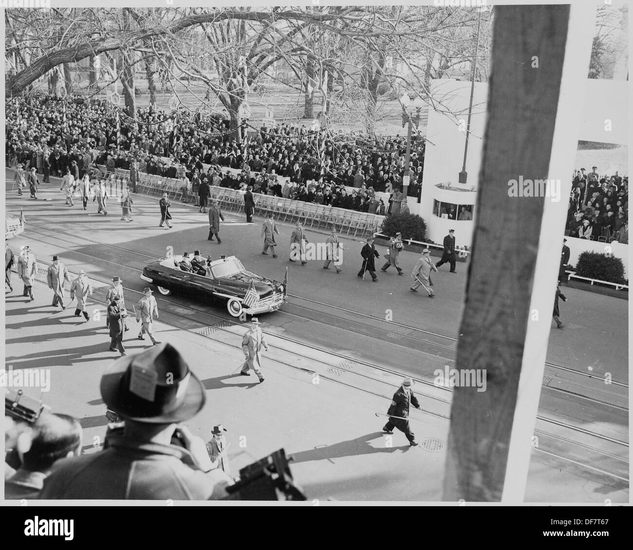Il Presidente Truman e Vice Presidente Alben Barkley ride in loro limousine per il riesame di stand per la cerimonia inaugurale... 200039 Foto Stock
