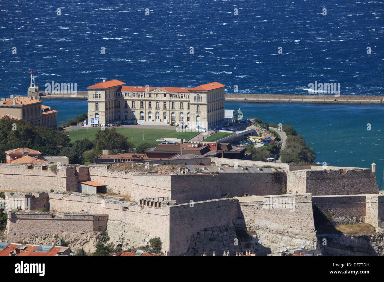 Vista superiore al di sopra del Fort Saint Nicolas e il Palazzo del Pharo di Marsiglia. Foto Stock