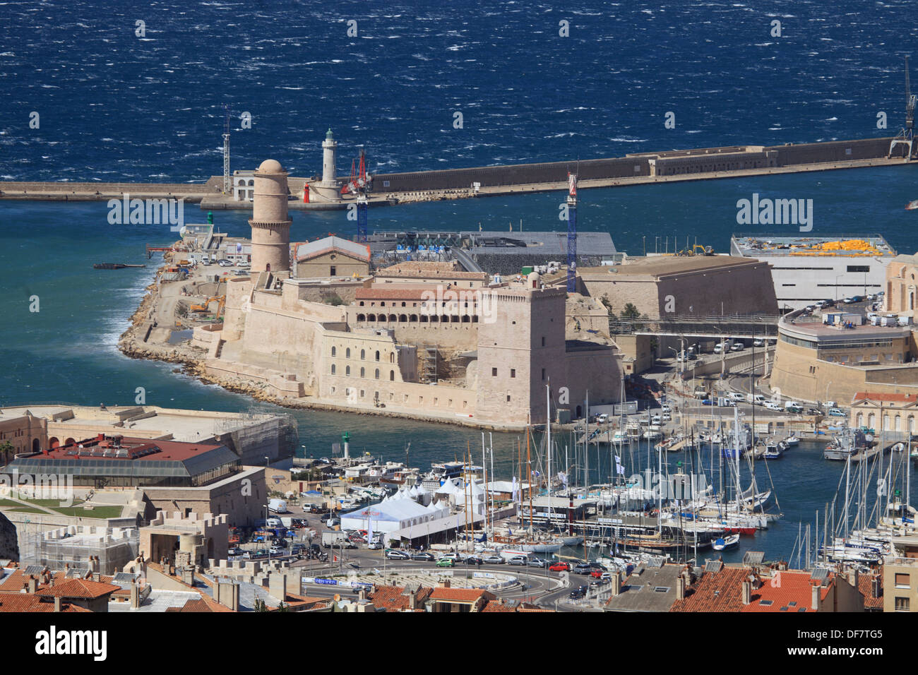 Vista superiore al di sopra del Fort Saint Jean nel vecchio porto di Marsiglia. Foto Stock