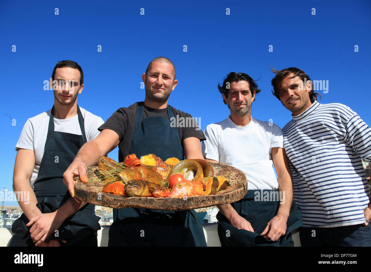Il personale del ristorante "Le bar des Goudes' di Marsiglia che serve il bouillabaisse specialità. Foto Stock