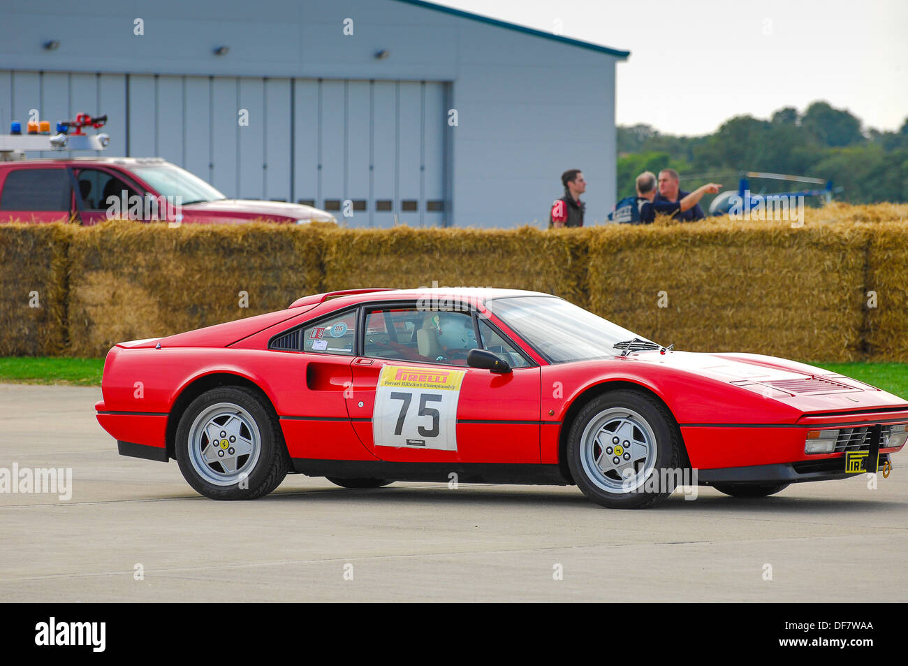 Rosso Ferrari 328 Italiano classico auto sportiva in corrispondenza di una via al giorno Foto Stock