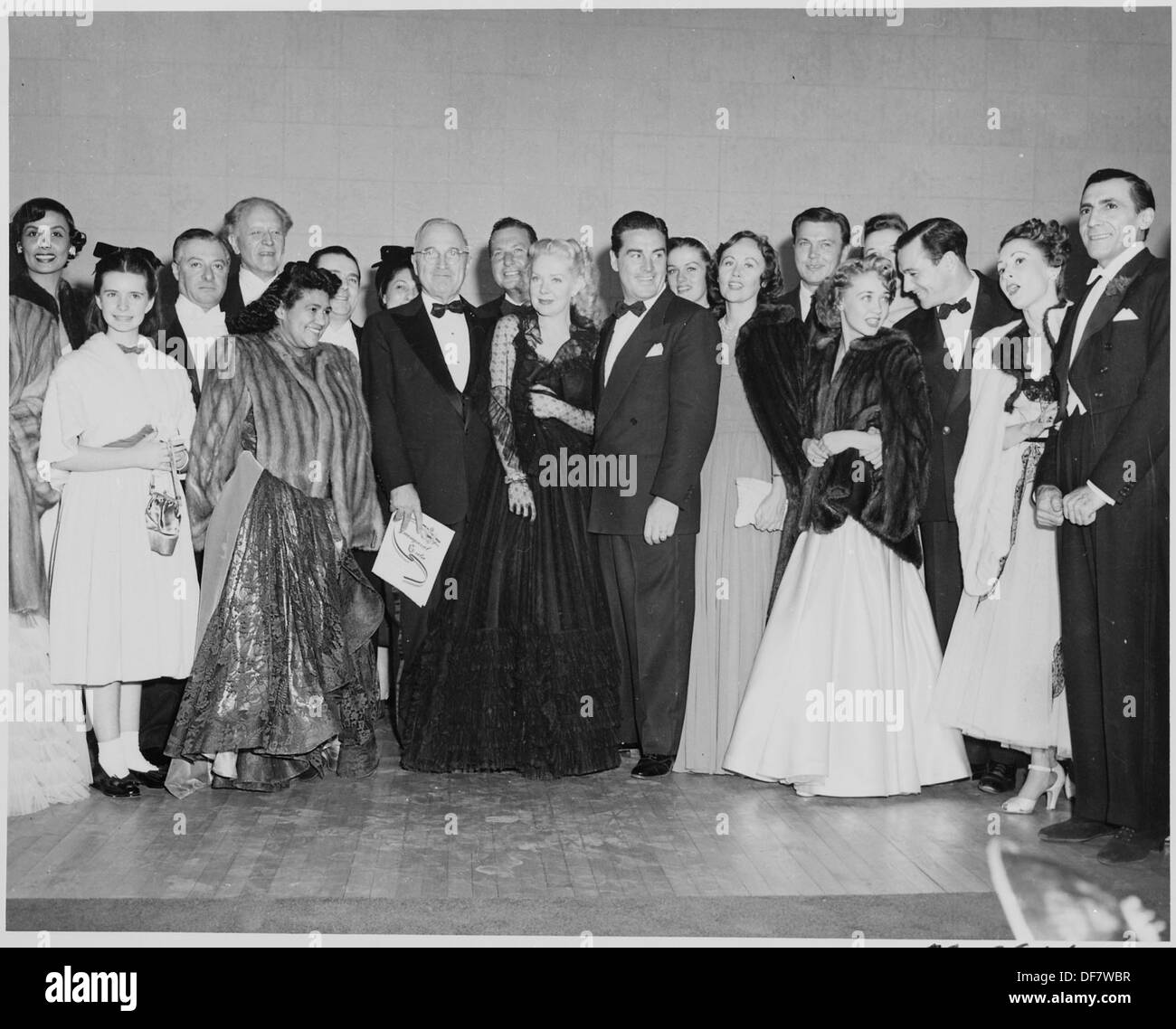 Il presidente Harry S. Truman posa con gli artisti al gala inaugurale tenutosi presso la National Guard Armory di Washington, D.C., segnando un evento significativo nella sua presidenza. Foto Stock