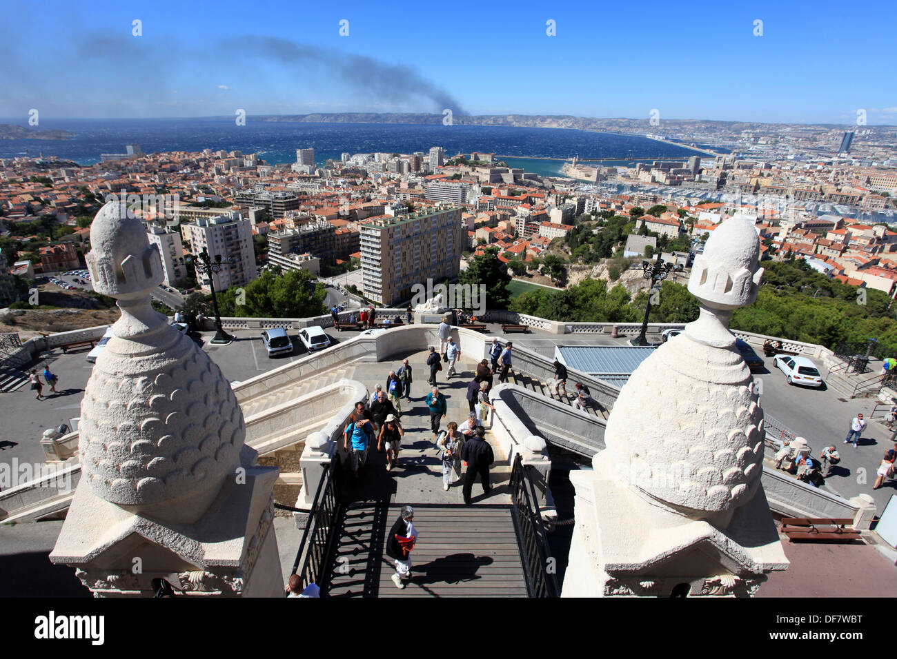 Vista superiore al di sopra di Marsiglia da Notre Dame de la Garde basilica. Foto Stock