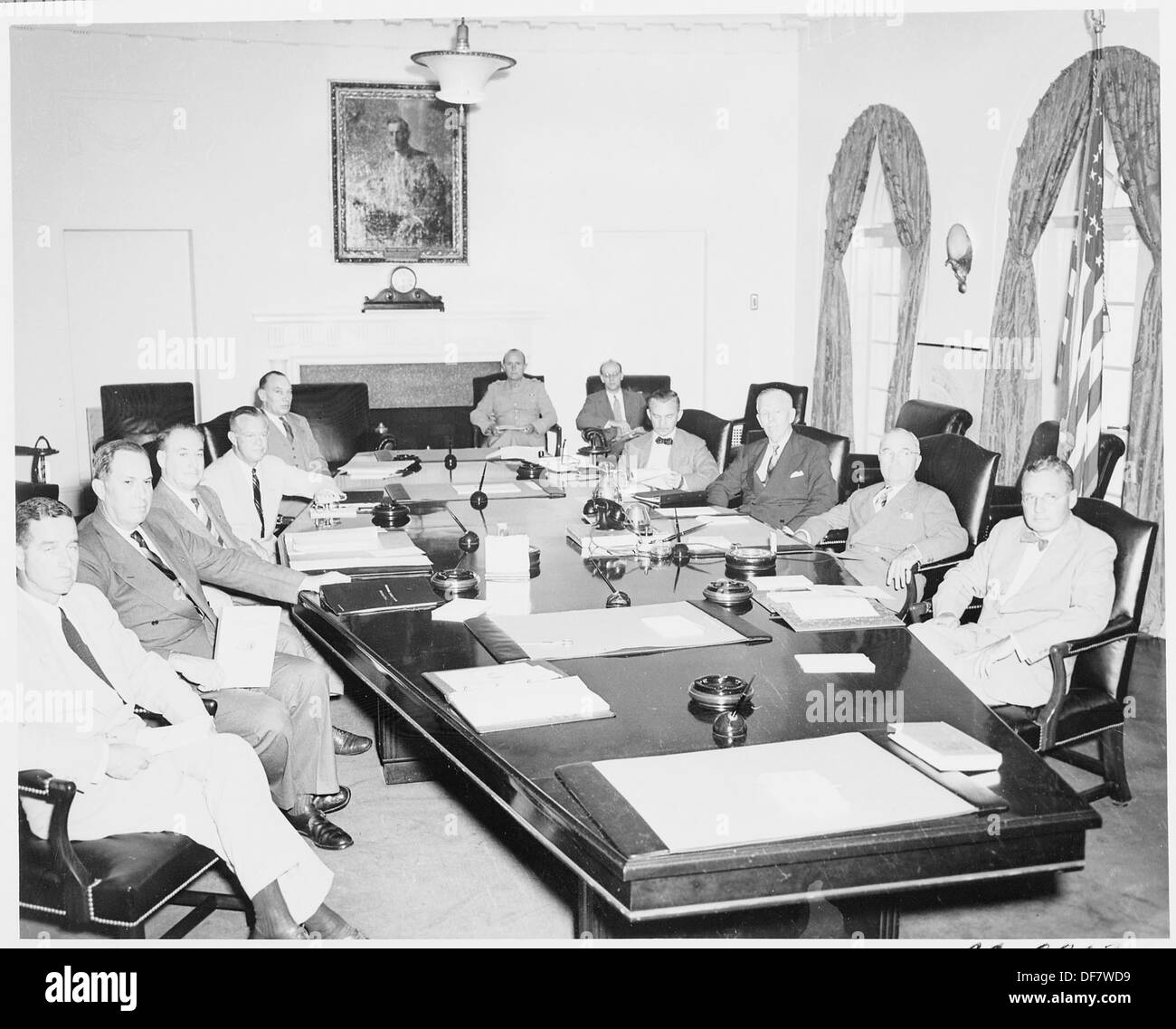 Il presidente Harry S. Truman è in piedi con il Consiglio di sicurezza Nazionale nella sala del Gabinetto della Casa Bianca, discutendo importanti questioni di sicurezza nazionale durante la sua presidenza. Foto Stock