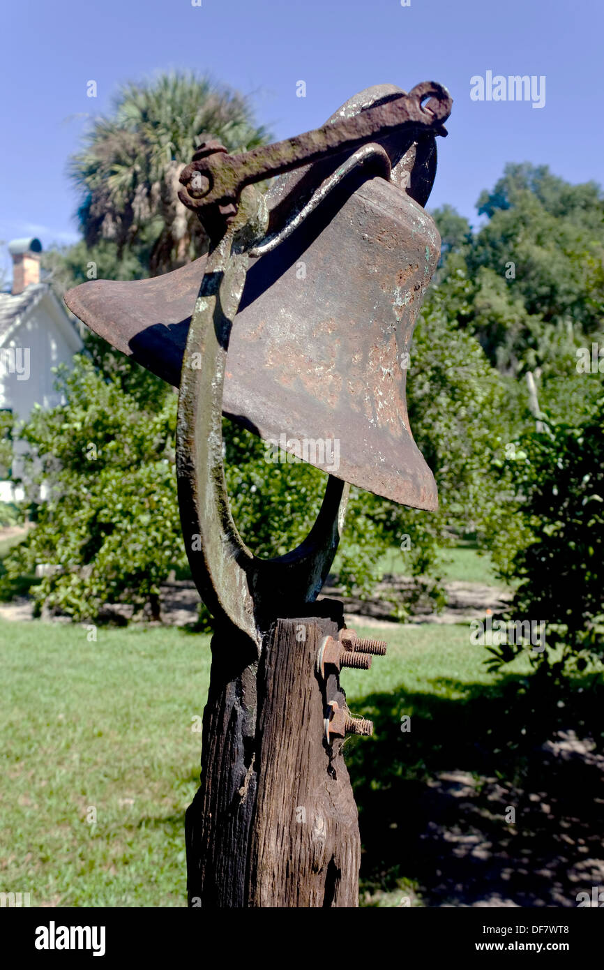 Weathered, vecchio arrugginito ghisa campana montata su palo di legno sul Marjorie Keenan Rawlings homestead in Croce Creek, Florida. Foto Stock