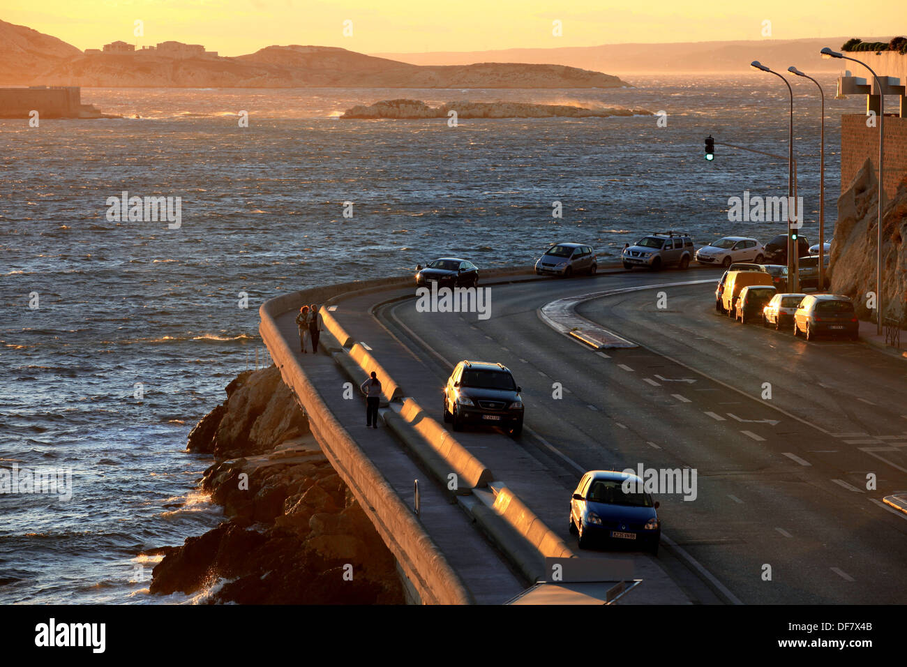 Il Corniche Kennedy promenade di Marsiglia lungo il mare al tramonto Foto Stock