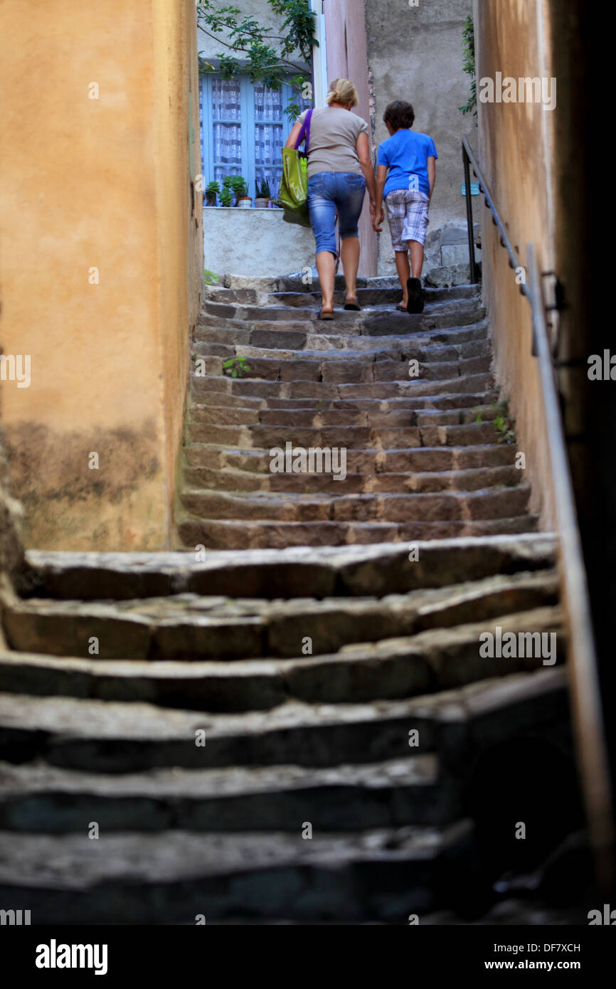Il pittoresco strette scale in pietra dell'artista Biot, Costa Azzurra, Francia Foto Stock