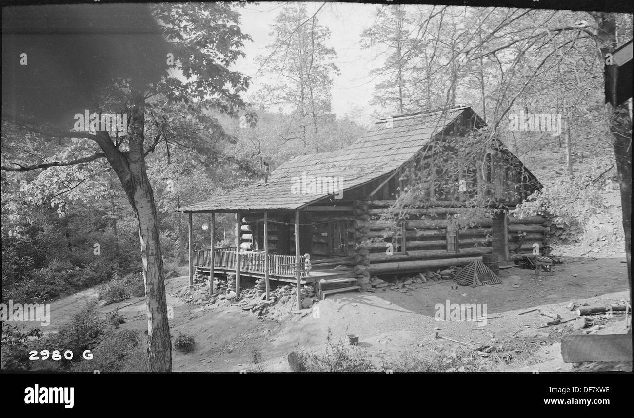 Questa immagine raffigura la casa di Otis Queen, una residenza privata catturata in un contesto storico. La foto rappresenta l'architettura domestica di un periodo di tempo specifico. Foto Stock