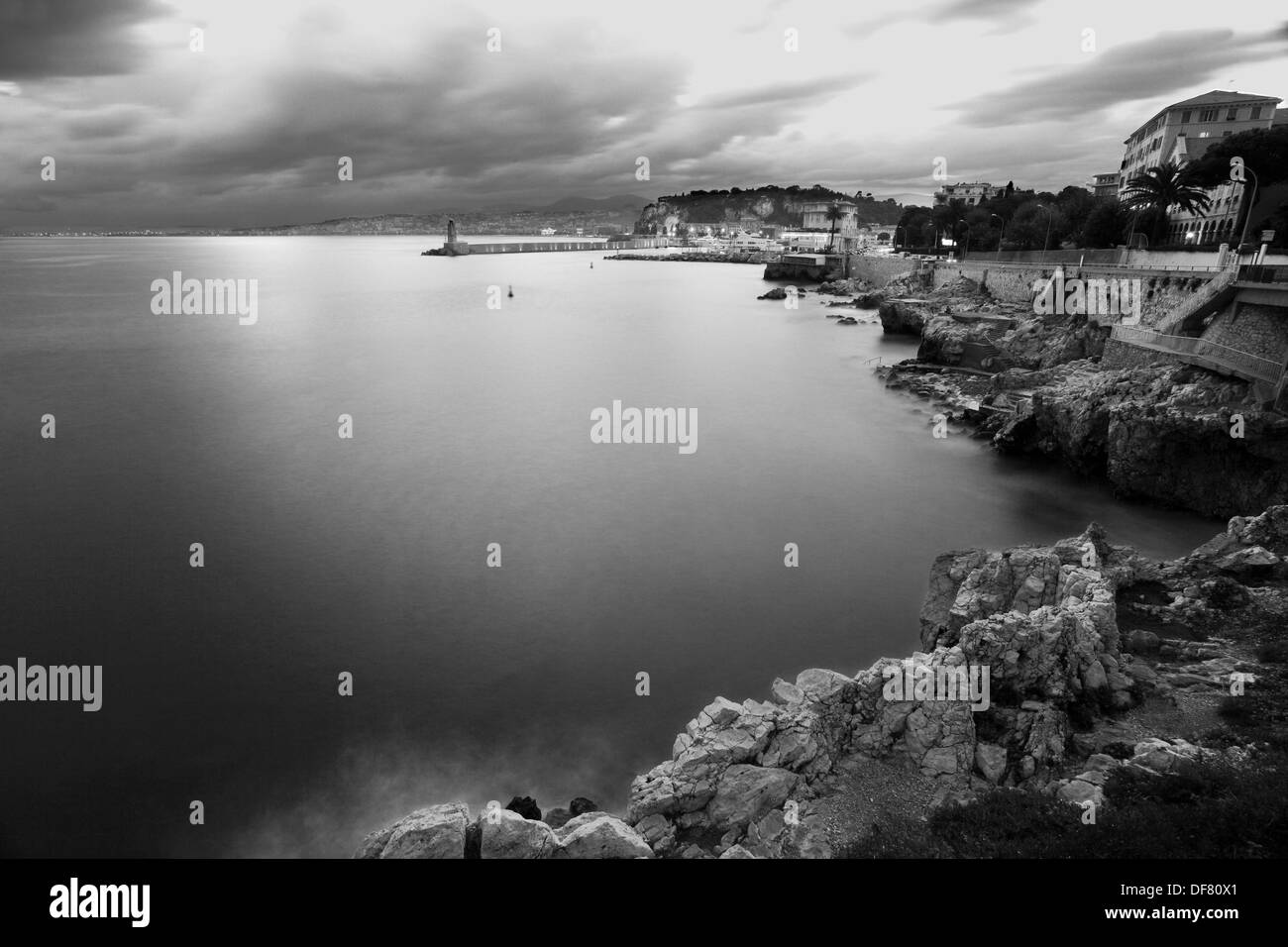La spiaggia rocciosa di La Reserve nella città di Nizza e la Costa Azzurra. Foto Stock