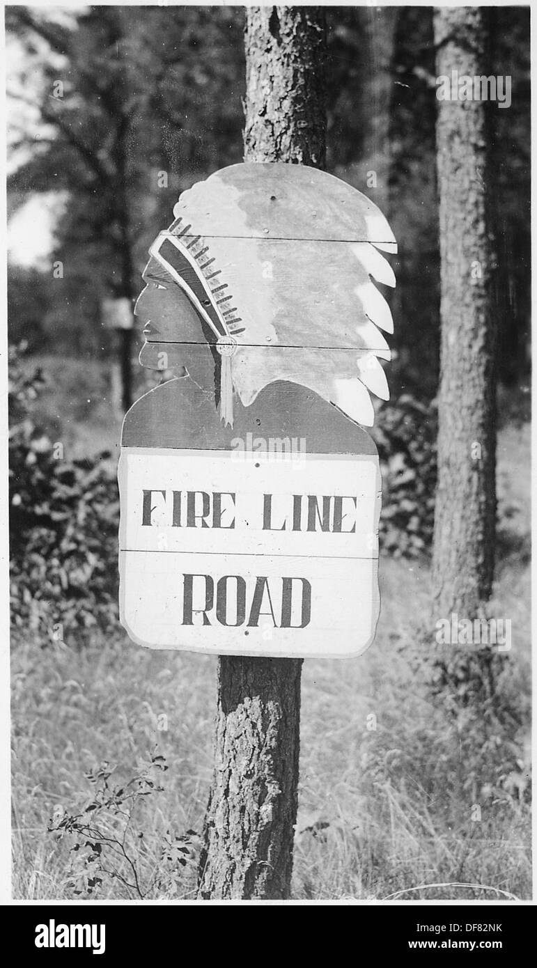 Le indicazioni stradali su una prenotazione fungono da guida vitale per i viaggiatori e la gente del posto, segnando percorsi e luoghi di interesse significativi all'interno della zona. Questi marcatori sono parte integrante della navigazione nella riserva e nelle regioni vicine. Foto Stock