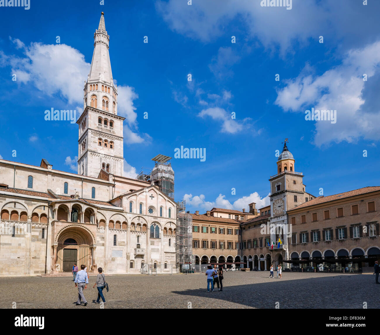 Il Duomo, la Torre Ghirlandina e il Palazzo Comunale, Piazza Grande, Modena, Emilia Romagna, Italia Foto Stock