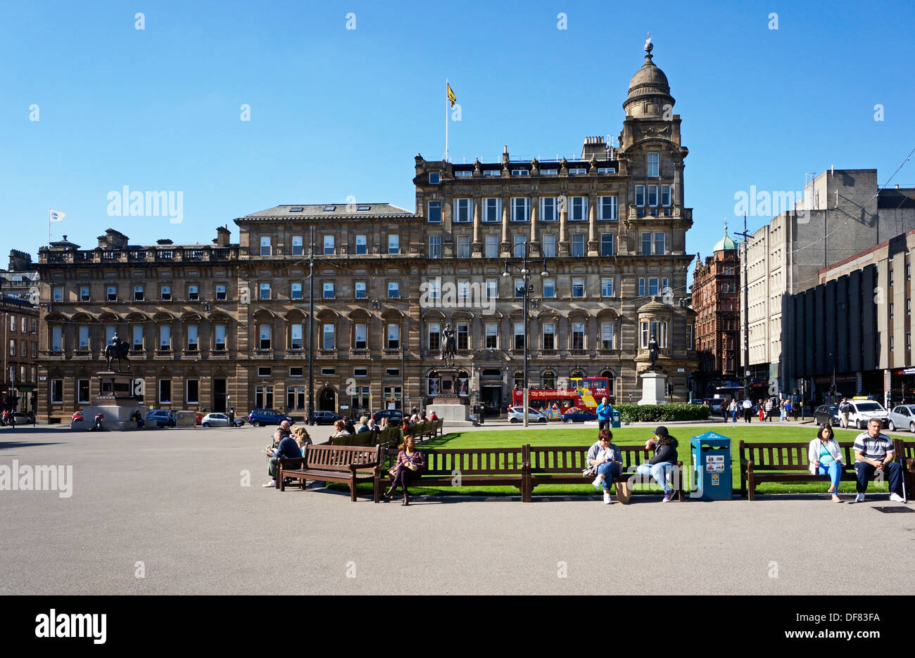 Rinnovato George Square a Glasgow Scozia con nuova superficie e letti di erba Foto Stock