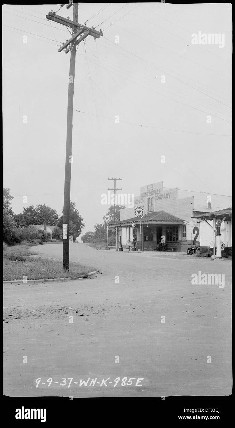 Un'immagine storica della Rogersville Motor Company e della stazione di servizio, che mostra le attività e i servizi automobilistici dei primi anni del XX secolo in una città rurale americana. Foto Stock