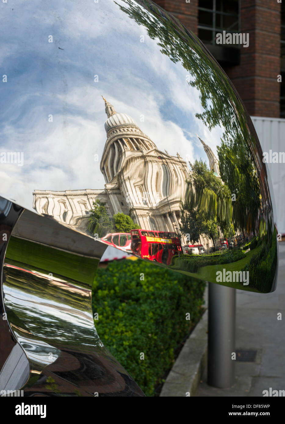 Cattedrale di San Paolo in riflessione, la città di Londra, Regno Unito Foto Stock