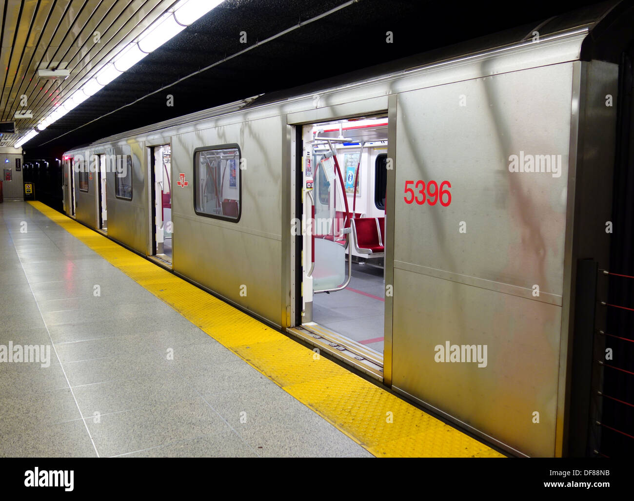 Treno della metropolitana in attesa presso la piattaforma a Toronto in Canada Foto Stock