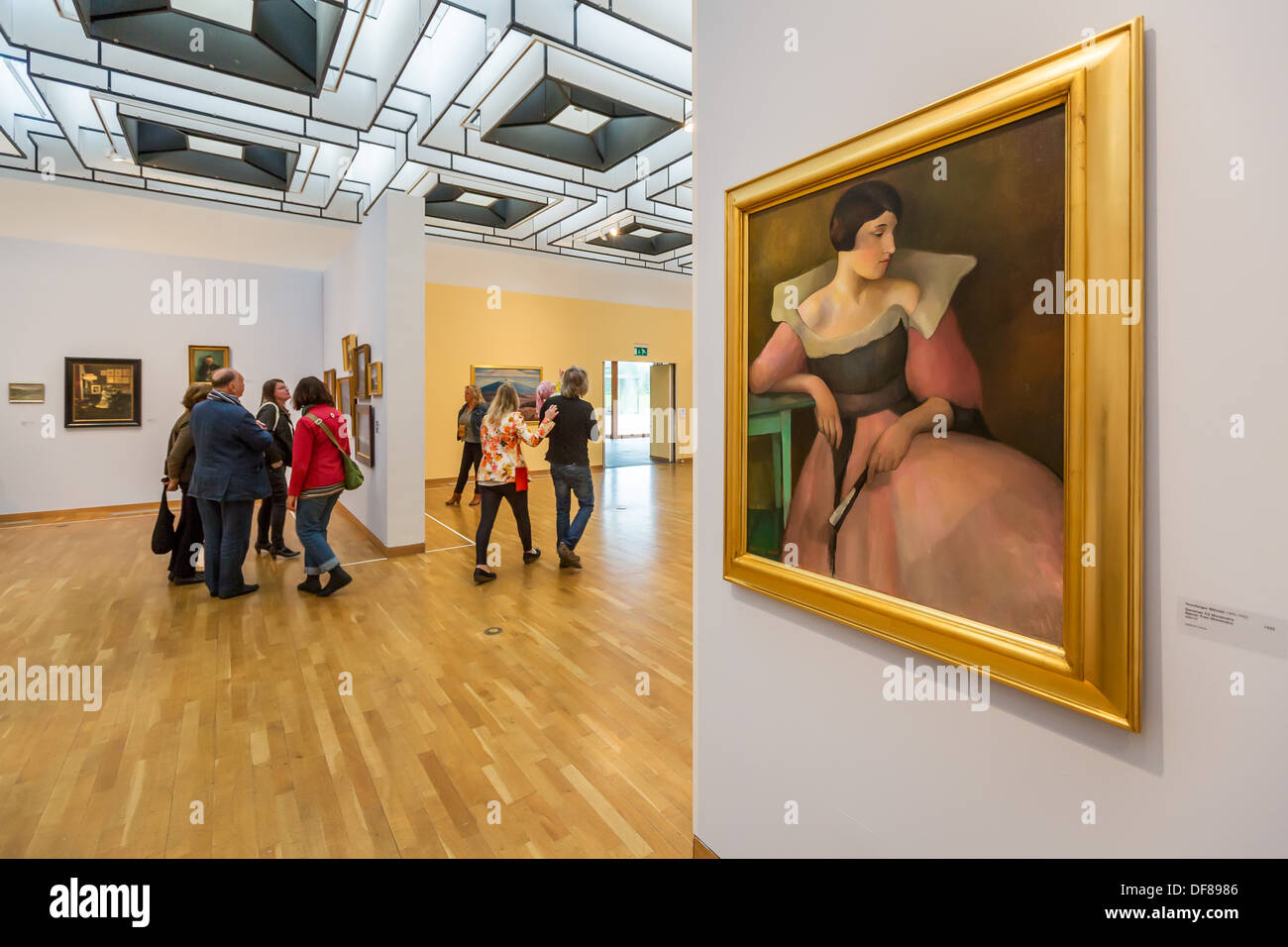 Le persone che visualizzano un gruppo mostra di artisti islandesi nel Museo Kjarvalsstadir, Reykjavik, Islanda Foto Stock