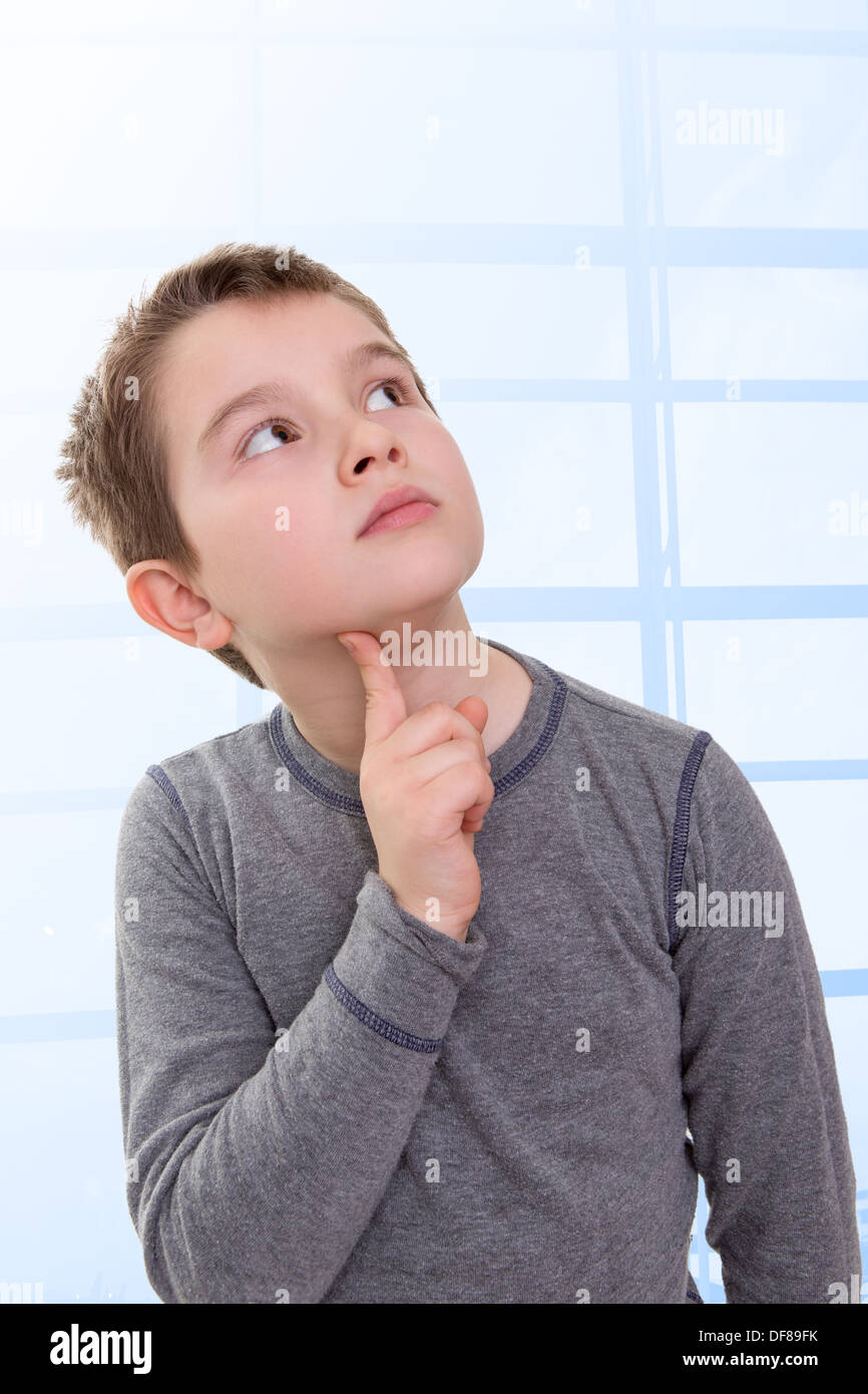 Otto anni Kid cercando di pensare, chiedendo circa qualcosa, forse problemi matematici Foto Stock