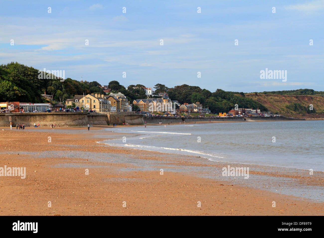 La spiaggia e la passeggiata lungomare a Filey, North Yorkshire, Inghilterra, Regno Unito. Foto Stock