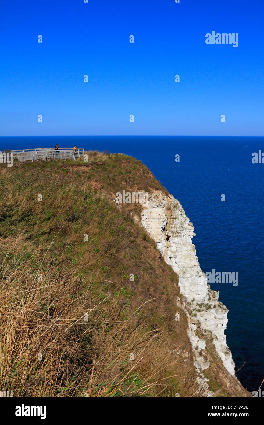 Una famiglia in corrispondenza di un punto di vista alto sopra le scogliere sulla RSPB Bempton Cliffs riserva naturale, East Yorkshire, Inghilterra, Regno Unito. Foto Stock