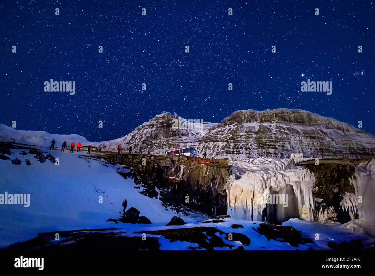 Fotografare il cielo di notte da Kirkjufellsfoss cascate, Islanda. Chiara notte d'inverno, la via lattea e auroras erano visibili. Foto Stock