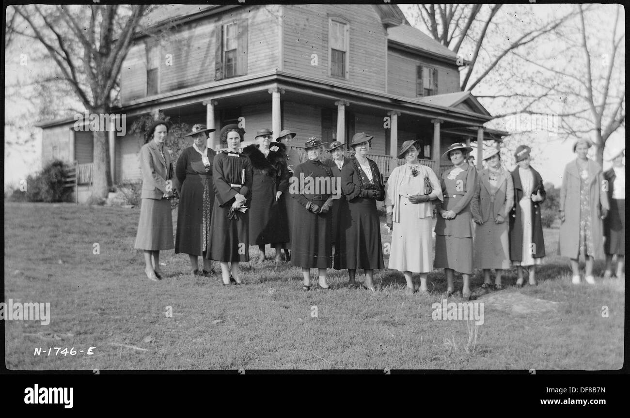 Una piccola casa negli Stati Uniti ospita il Triple Better Homes Tea and Open House Meeting, che riunisce membri delle città vicine come Boonville, Kelso e Mulberry per l'impegno della comunità e la discussione sul miglioramento della casa. Foto Stock Una piccola casa negli Stati Uniti ospita il Triple Better Homes Tea and Open House Meeting, che riunisce membri delle città vicine come Boonville, Kelso e Mulberry per l'impegno della comunità e la discussione sul miglioramento della casa. Foto Stock