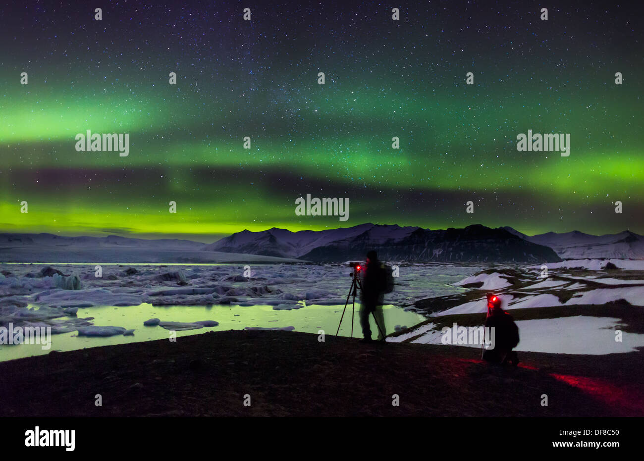 Scattare foto delle luci del nord a Jokulsarlon, Breidarmerkurjokull, Vatnajokull calotta di ghiaccio, Islanda. Foto Stock