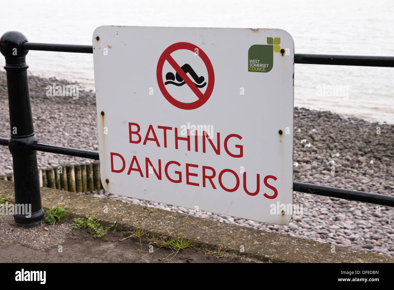 Minehead sulla North Somerset Coast Inghilterra Regno Unito la balneazione è segno di pericolo Foto Stock