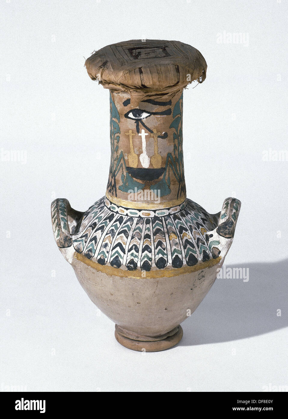 L'Egitto. Polychromed vaso sigillato con tessuto. Dalla tomba del regio architetto Kha (Deir el-Medina). 1400 BC. Xviii dinastia. Foto Stock