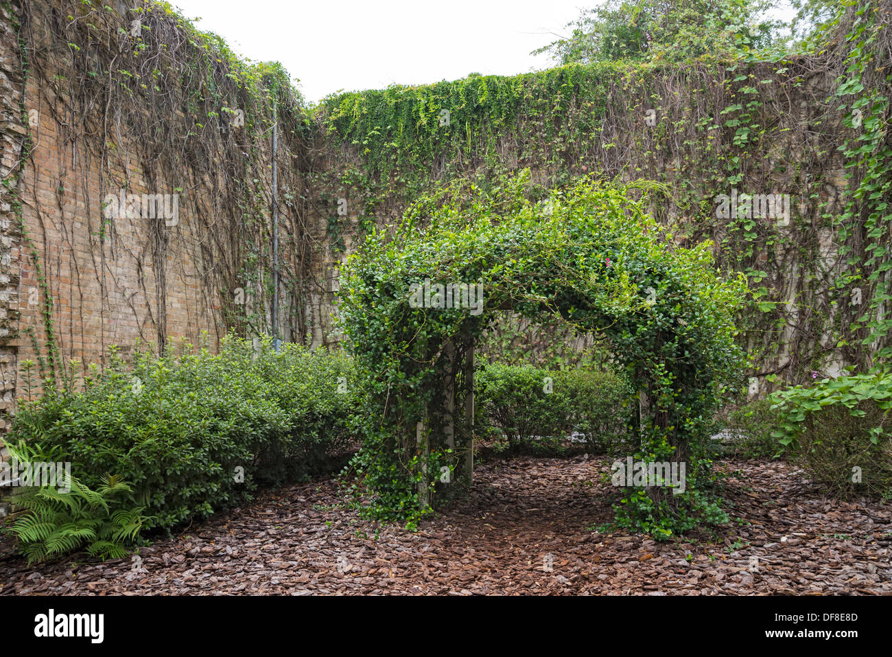 Teatro Antico Parco in Alachua Florida è stato precedentemente noto come un vecchio teatro che bruciò e fu trasformato in un rustico pocket park. Foto Stock