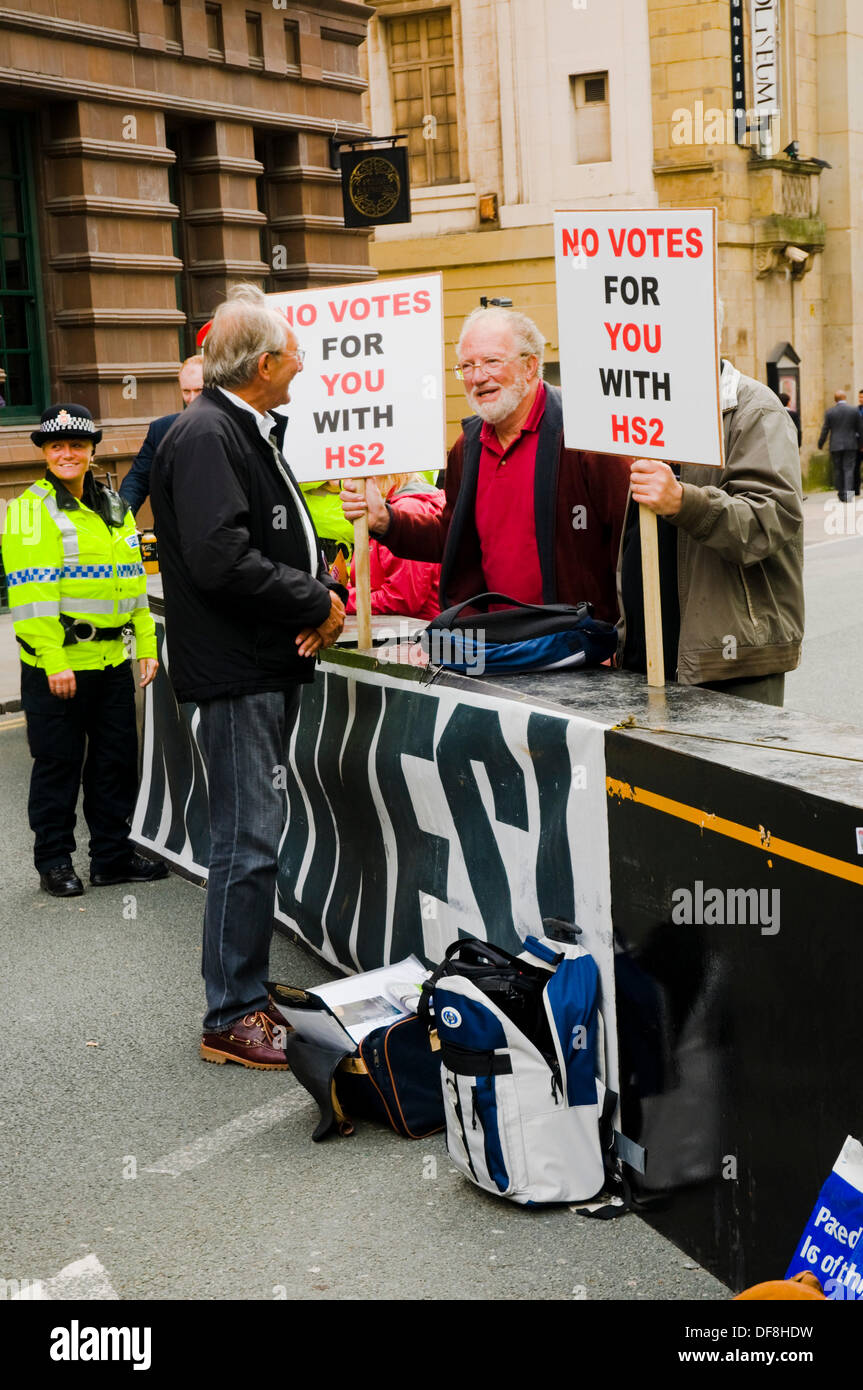 Manchester, Regno Unito. Il 30 settembre, 2013. Due manifestanti campagna contro l'introduzione dell'Alta Velocità 2 rail al di fuori della linea del congresso del Partito Conservatore Credito: Paolo Swinney/Alamy Live News Foto Stock