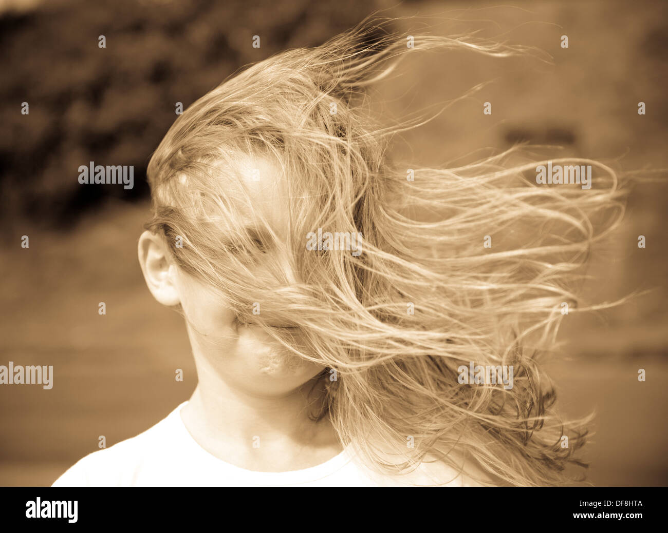 Funny shot di una ragazza con i capelli lunghi in forte vento in bianco e nero Foto Stock