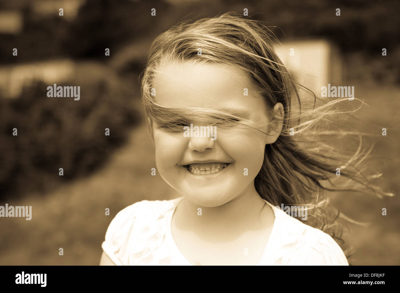 Ventoso ragazza con i capelli lunghi e un grande sorriso in bianco e nero Foto Stock Ventoso ragazza con i capelli lunghi e un grande sorriso in bianco e nero Foto Stock