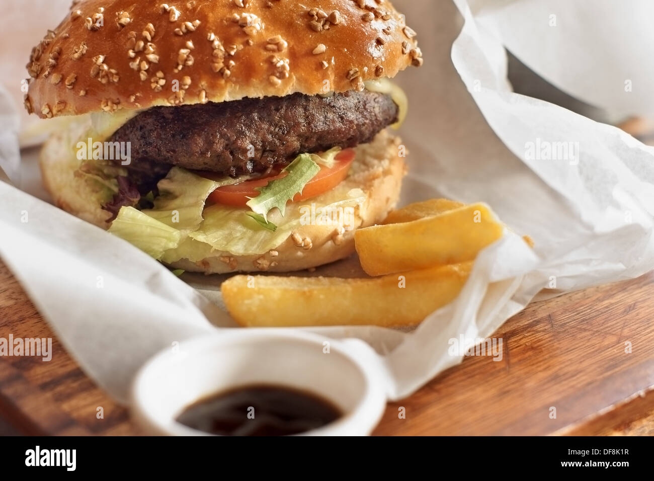 Burger Gourmet in un bulgur bun con formaggio fuso di lattuga e pomodoro Foto Stock