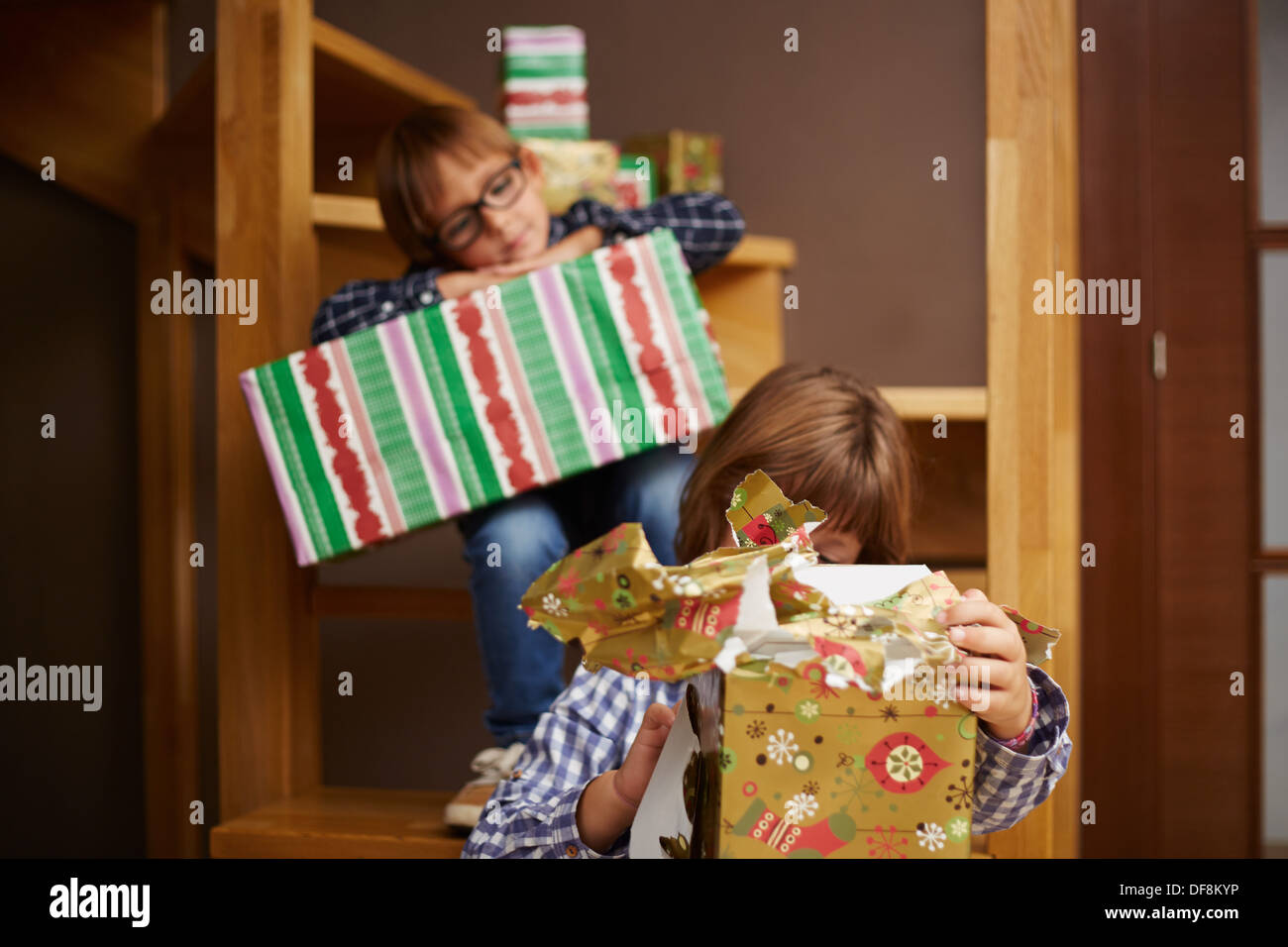 Due fratelli germani scartare i regali di Natale Foto Stock
