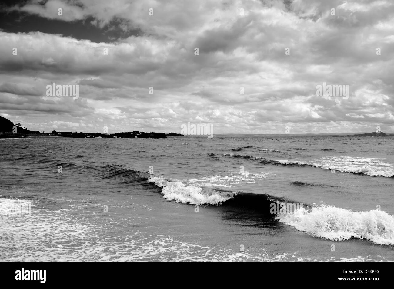 Le nuvole e le onde in bianco e nero Foto Stock