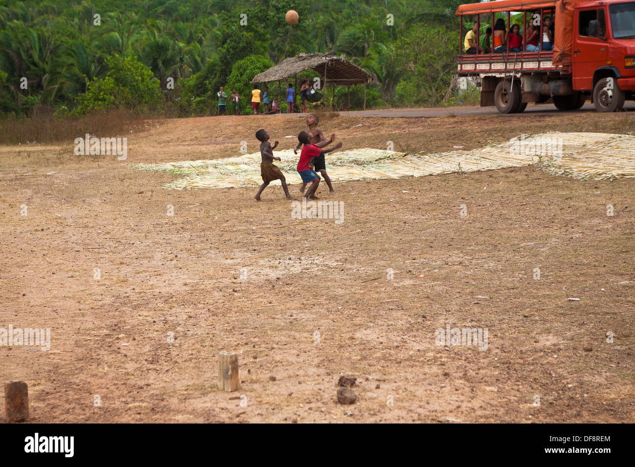 Nero ragazzi giocare a calcio al São Raimundo Quilombo in Alcântara, Maranhão Nordest del Brasile. Pietre contrassegnare le posizioni delle regole del gioco. Foto Stock