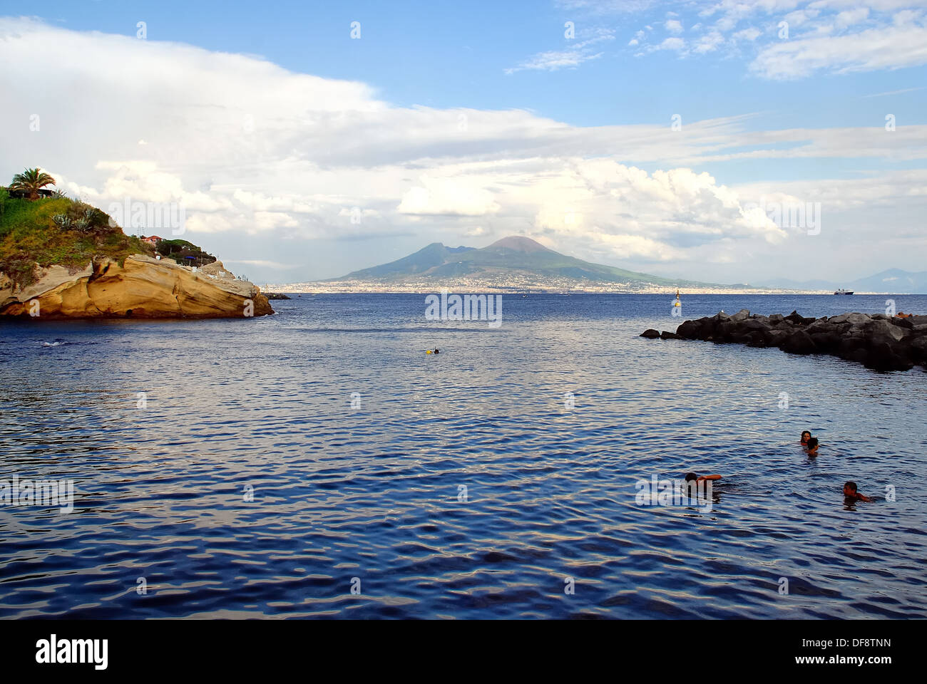 La collina di Posillipo, Napoli, Italia : la piccola baia di Gaiola, sullo sfondo il Vesuvio. Foto Stock