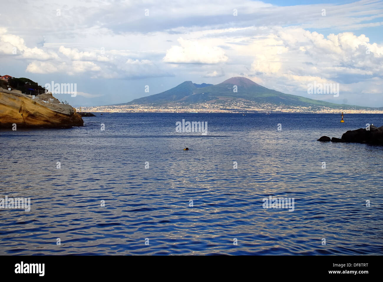 La collina di Posillipo, Napoli, Italia : la piccola baia di Gaiola, sullo sfondo il Vesuvio. Foto Stock