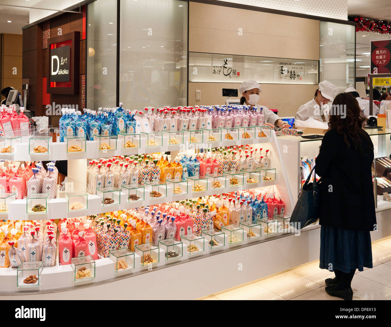 Giapponese i dolciumi e prodotti alimentari in vendita presso il Centro Commerciale Sogo seminterrato Area dello Shopping (Depachika) con Food Hall in Giappone. Foto Stock