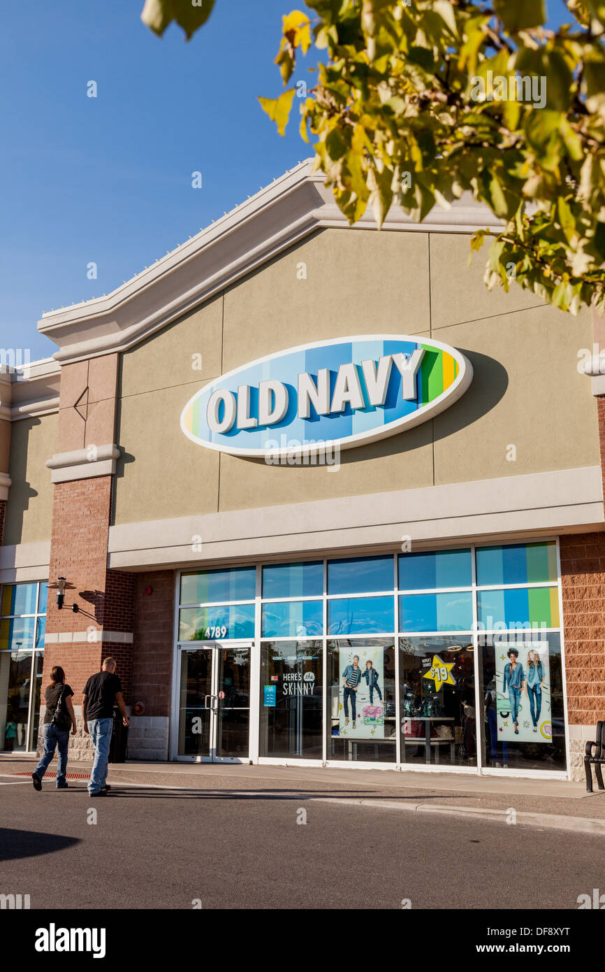 Old Navy, rivenditore di abbigliamento, box store, questa in Utica, nello Stato di New York Foto Stock Old Navy, rivenditore di abbigliamento, box store, questa in Utica, nello Stato di New York Foto Stock