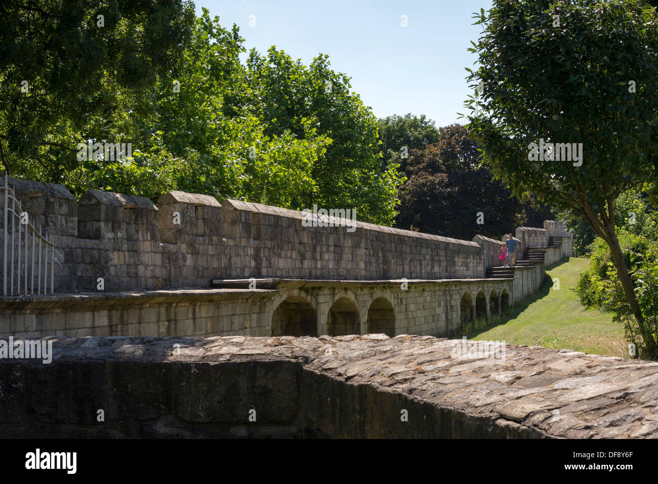 Le antiche mura della città di York a Kings Fishpool. York, North Yorkshire, Inghilterra. Foto Stock