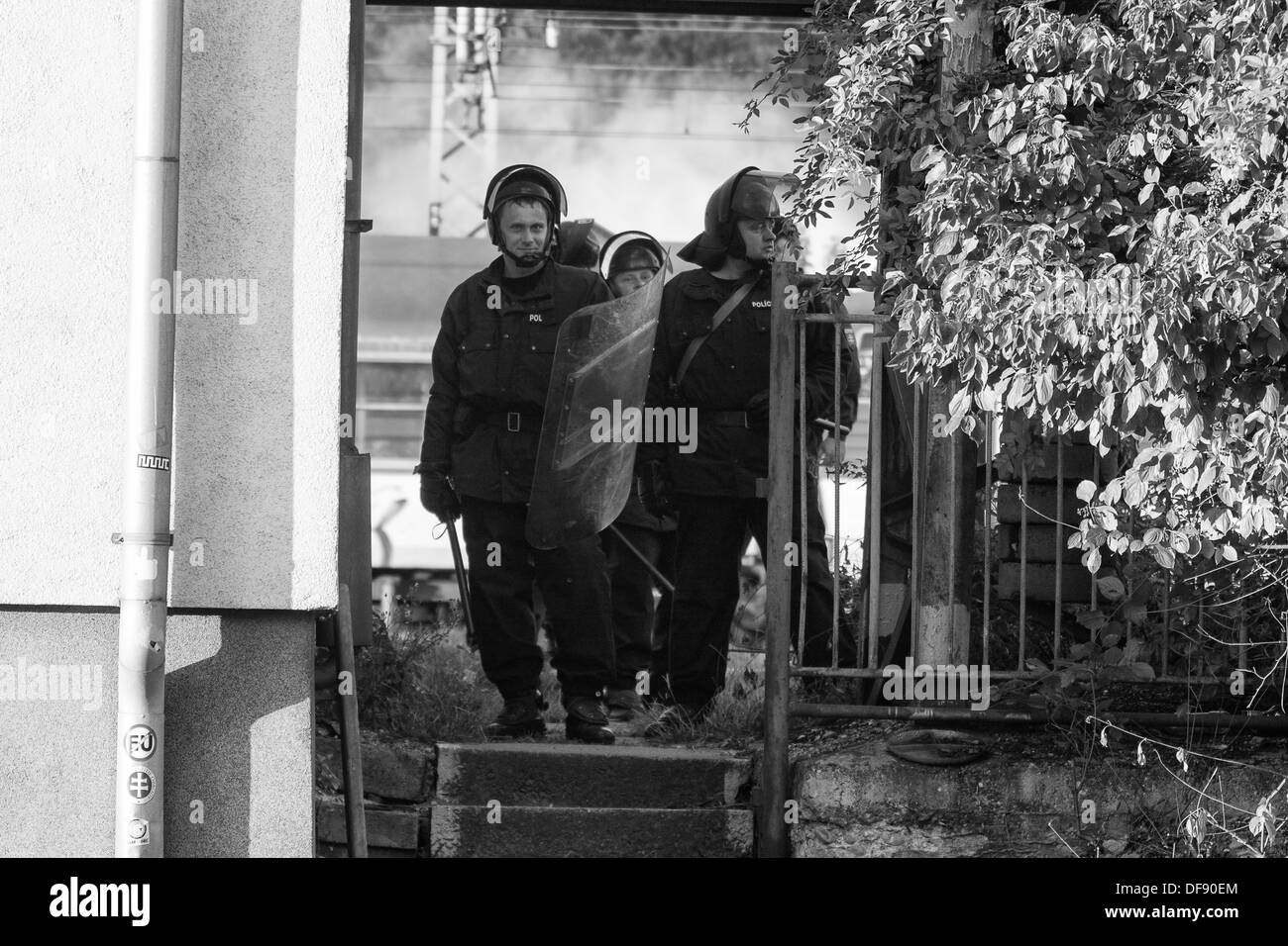 Gli uomini della polizia nel corpo duro corazza in attesa su bad ventole Foto Stock