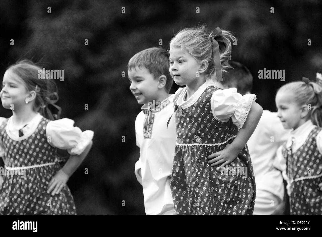 Bambini il folk dei balli di gruppo Foto Stock