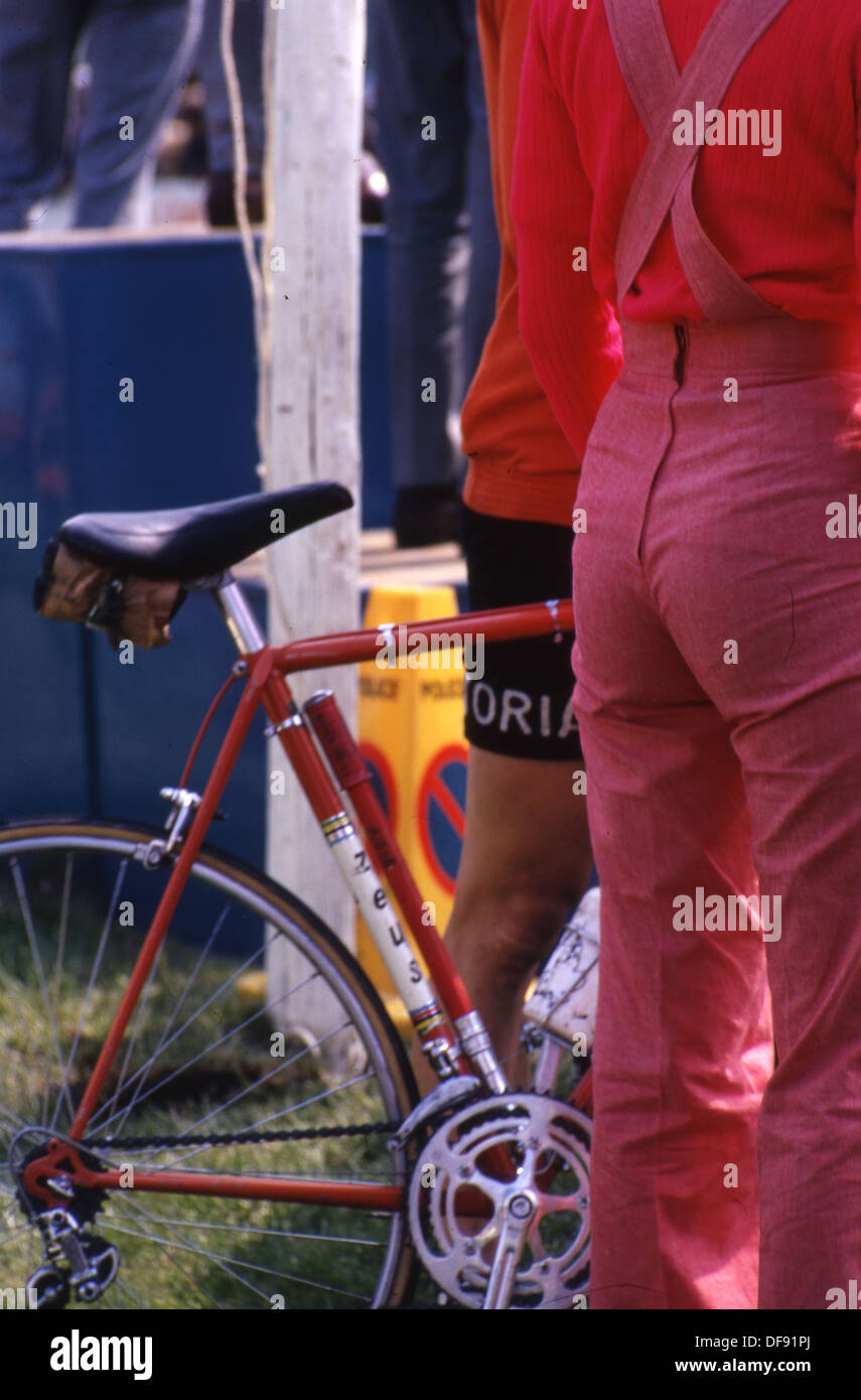 Anni ottanta, femmina indossando rosa campana pantaloni inferiore ad un'estate escursioni in bicicletta o evento sportivo. Foto Stock