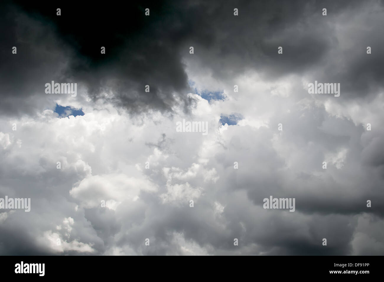 Black Storm nuvole e cielo blu prima della pioggia Foto Stock