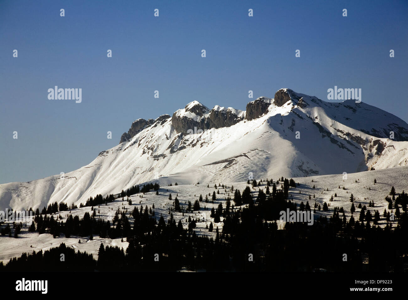 Panorama di montagna e sperone di roccia sopra Morzine Portes du Soleil Haute Savoie Francia Foto Stock