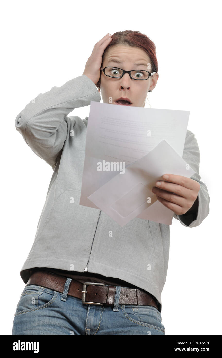 La donna la lettura di un terribile annuncio Foto Stock