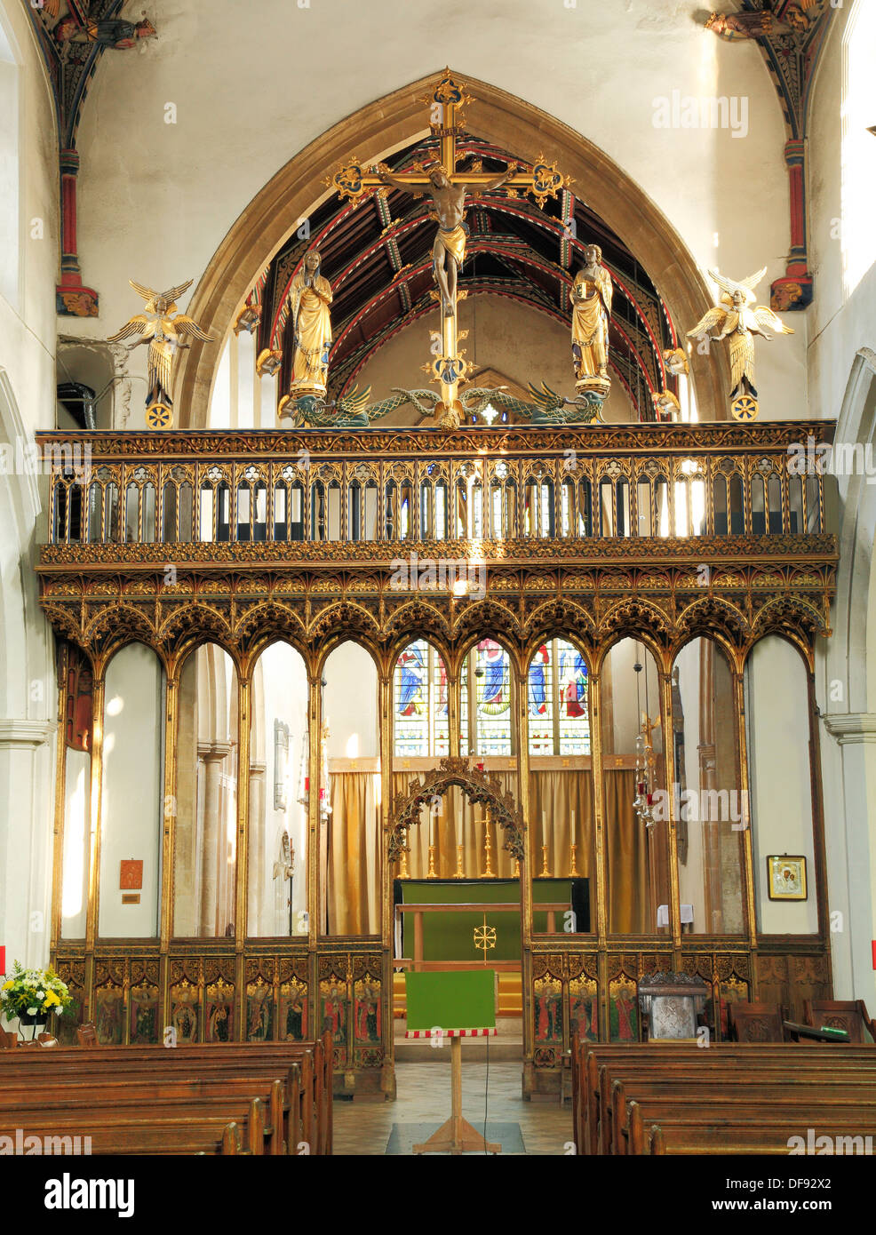 Occhio, Suffolk, medievale rood screen, vaulting e loft, parzialmente ricostruito da Sir Ninian Comper 1925, Inghilterra chiesa interna Foto Stock